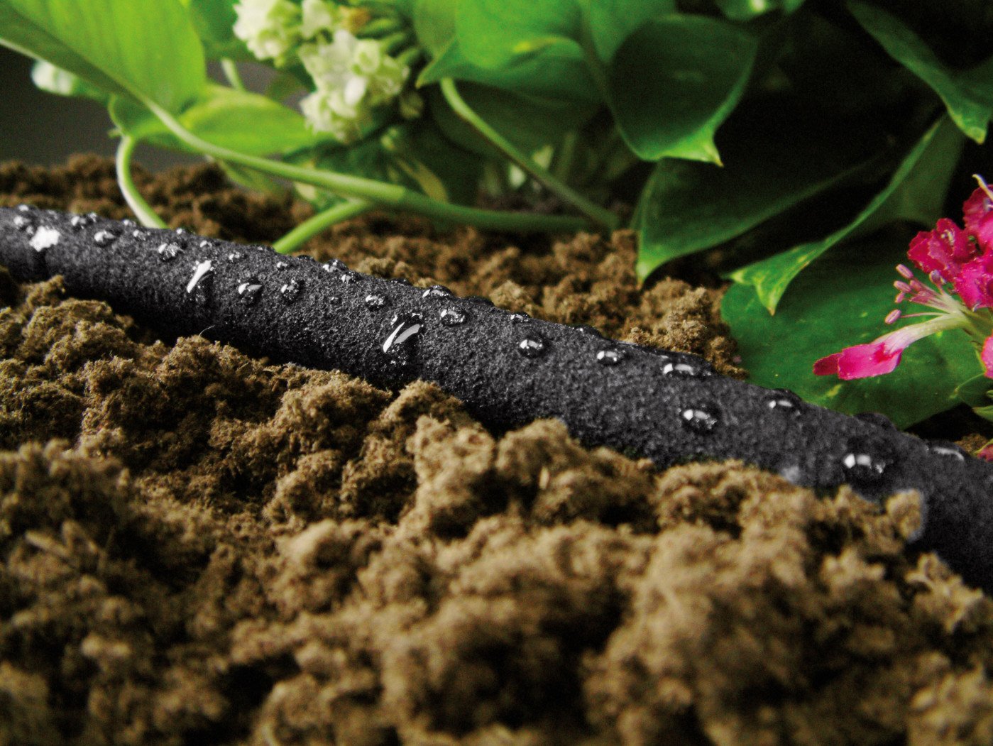 Oszczędny w użyciu wąż kropelkowy, minimalizuje parowanie, z zużyciem wody 6,8-7,2 l/h przy 3 bar, dla skupisk roślin
