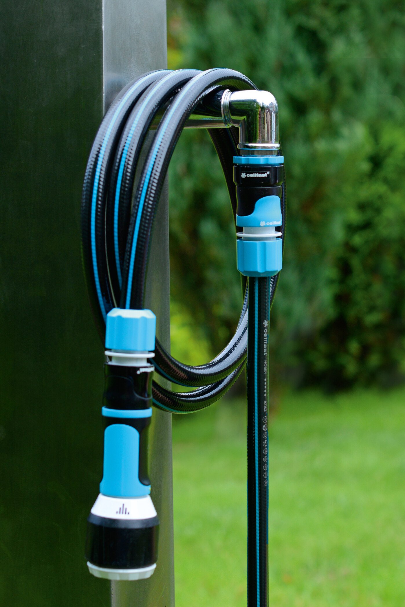 Wąż ogrodowy z oplotem ATS2™ zawieszony na stojaku, elastyczny, odporny na UV