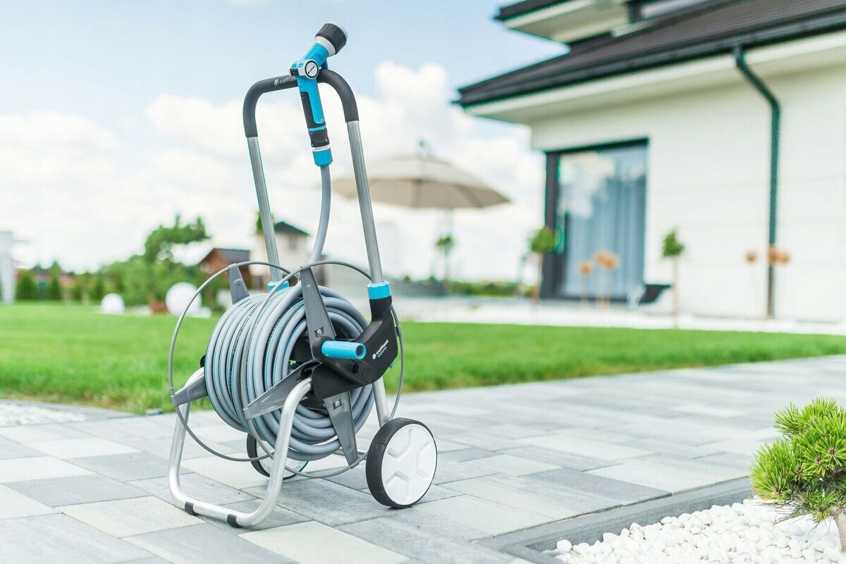 Metalowy wózek Cellfast ze zwijaczem, idealny dla większych ogrodów, utrzymuje wąż zwinięty i zapobiega jego załamywaniu się
